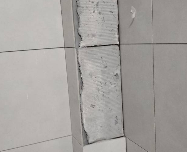 仁化瓷砖空鼓维修公司分享下瓷砖施工前基层浇水润湿程度不足，可能导致以下问题