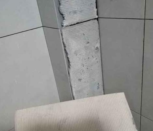 仁化瓷砖空鼓维修公司分享下厨房瓷砖脱落的补救措施。